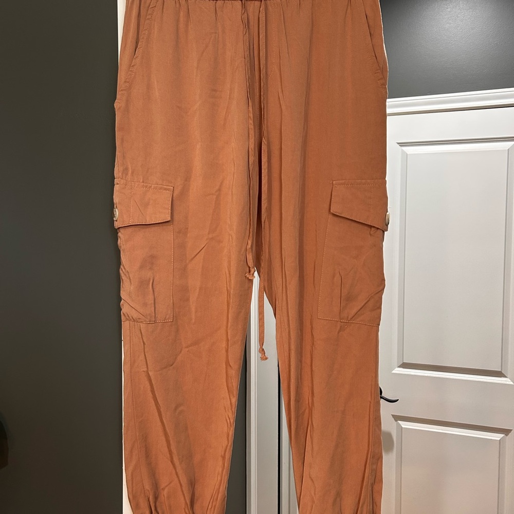 Dress Forum Women's Cargo Joggers - Pink/Tan